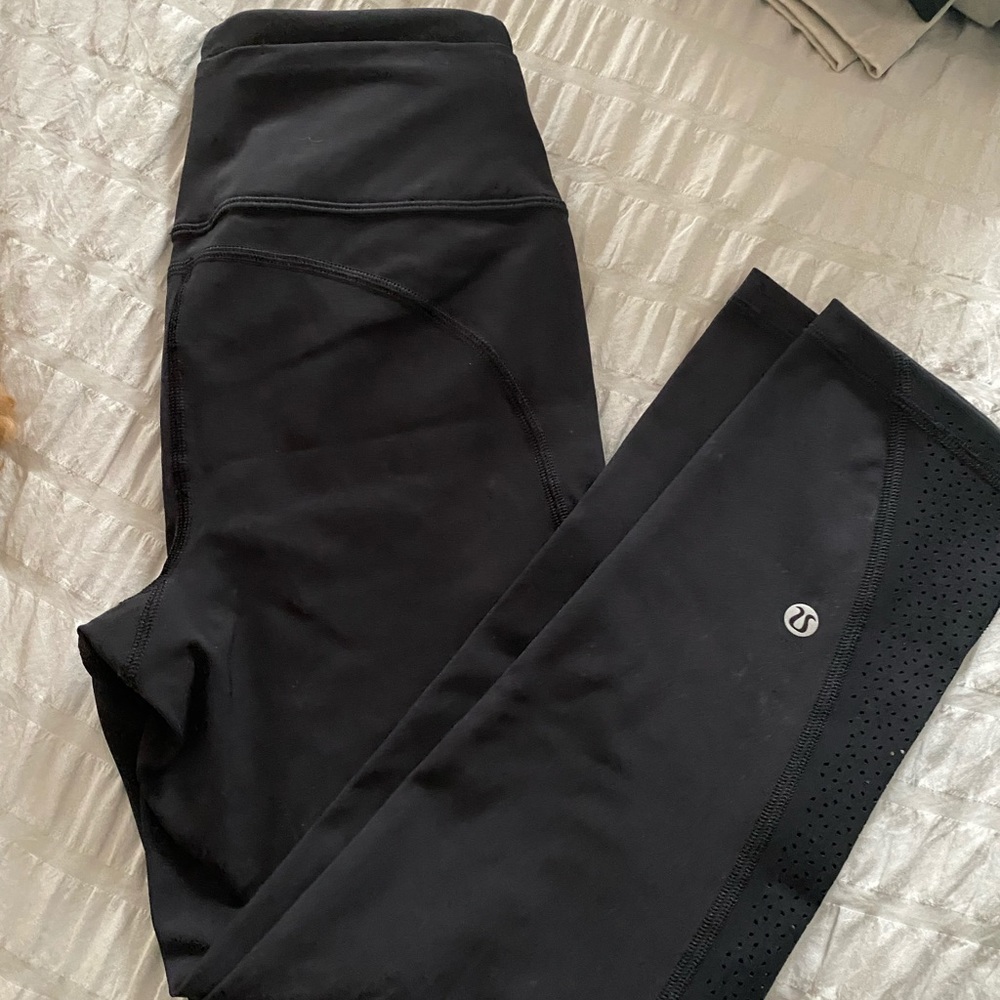 Cropped lululemon leggings with design